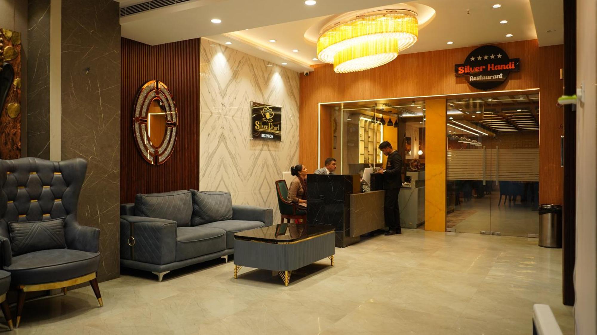 Hotel Silver Pearl Alīgarh エクステリア 写真