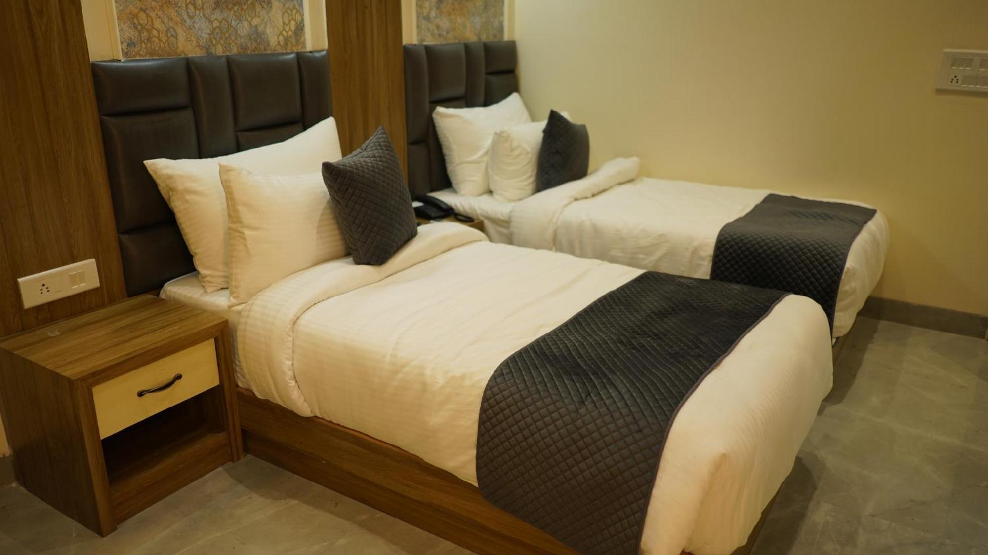 Hotel Silver Pearl Alīgarh エクステリア 写真
