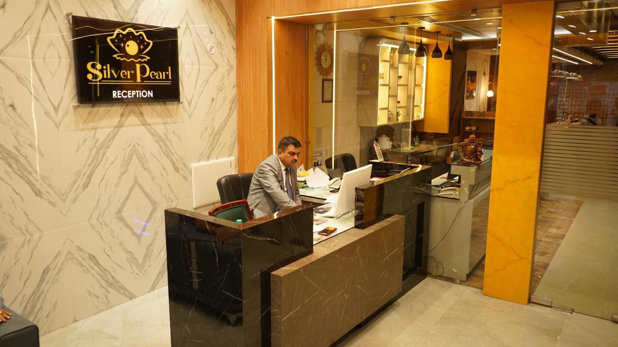 Hotel Silver Pearl Alīgarh エクステリア 写真