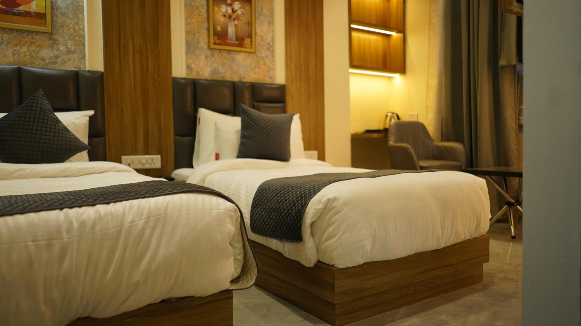 Hotel Silver Pearl Alīgarh エクステリア 写真