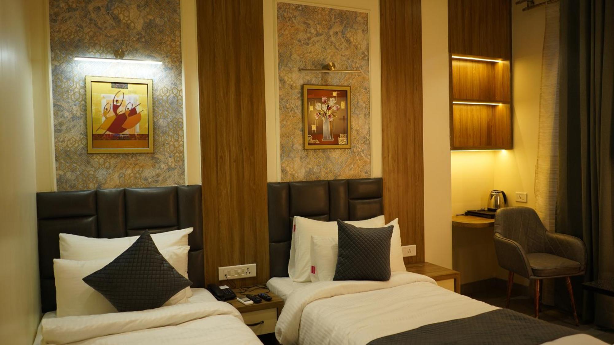 Hotel Silver Pearl Alīgarh エクステリア 写真